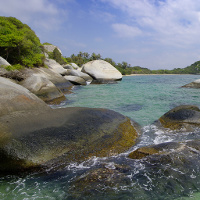 Rocas al borde del mar